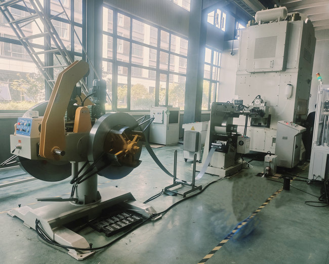 高速雙伺服送料機配S型精密矯正機雙頭開卷機馬達定轉子沖壓生產(chǎn)線